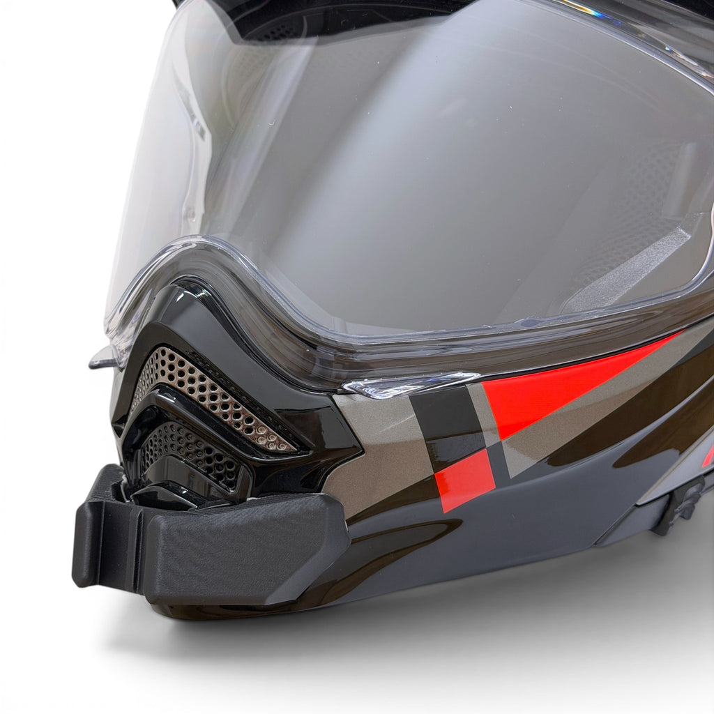 Primer plano del soporte de mentonera RiderMounts en la barbilla del casco SCORPION ADX 2