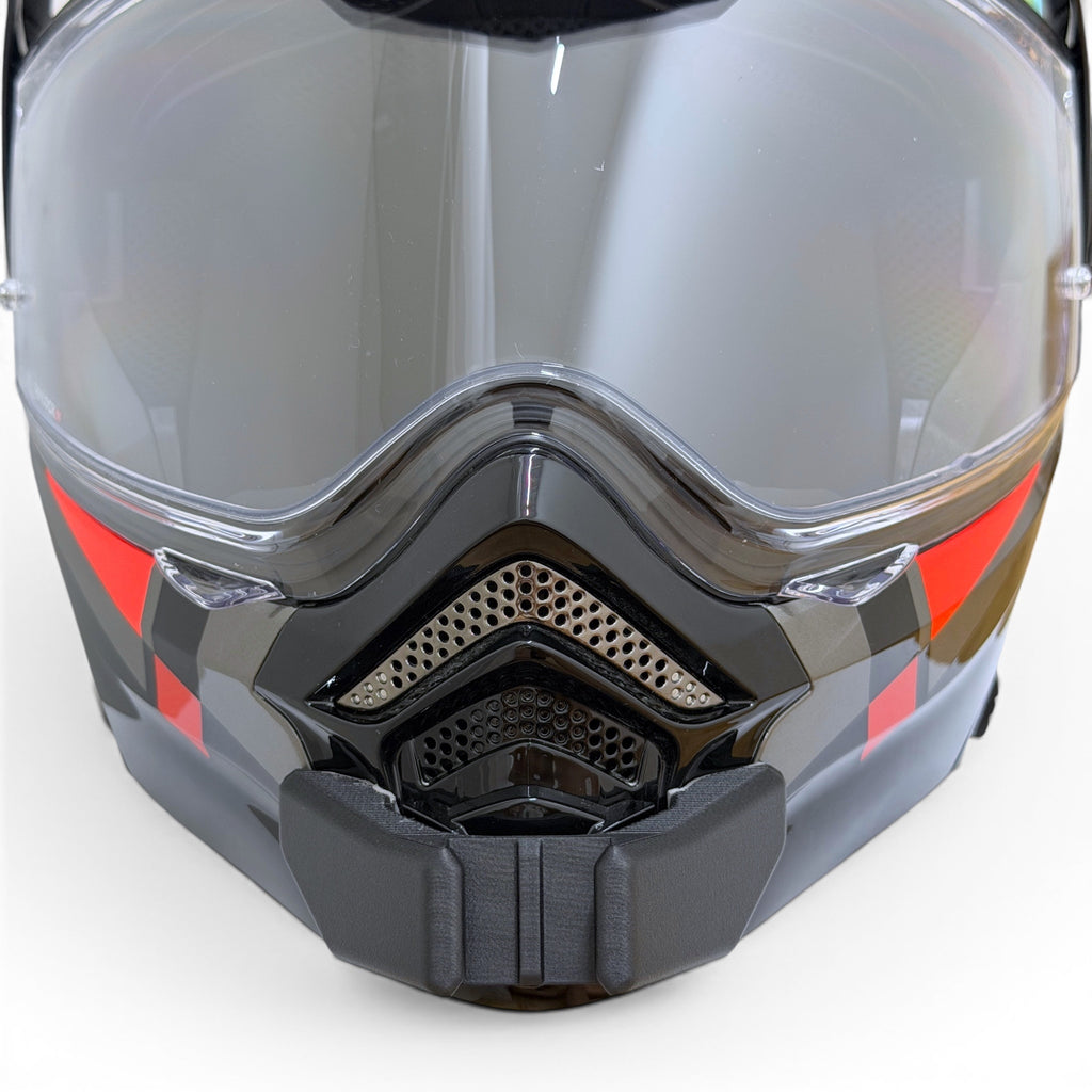 Vista frontal del casco SCORPION ADX 2 con el soporte de mentonera RiderMounts montado
