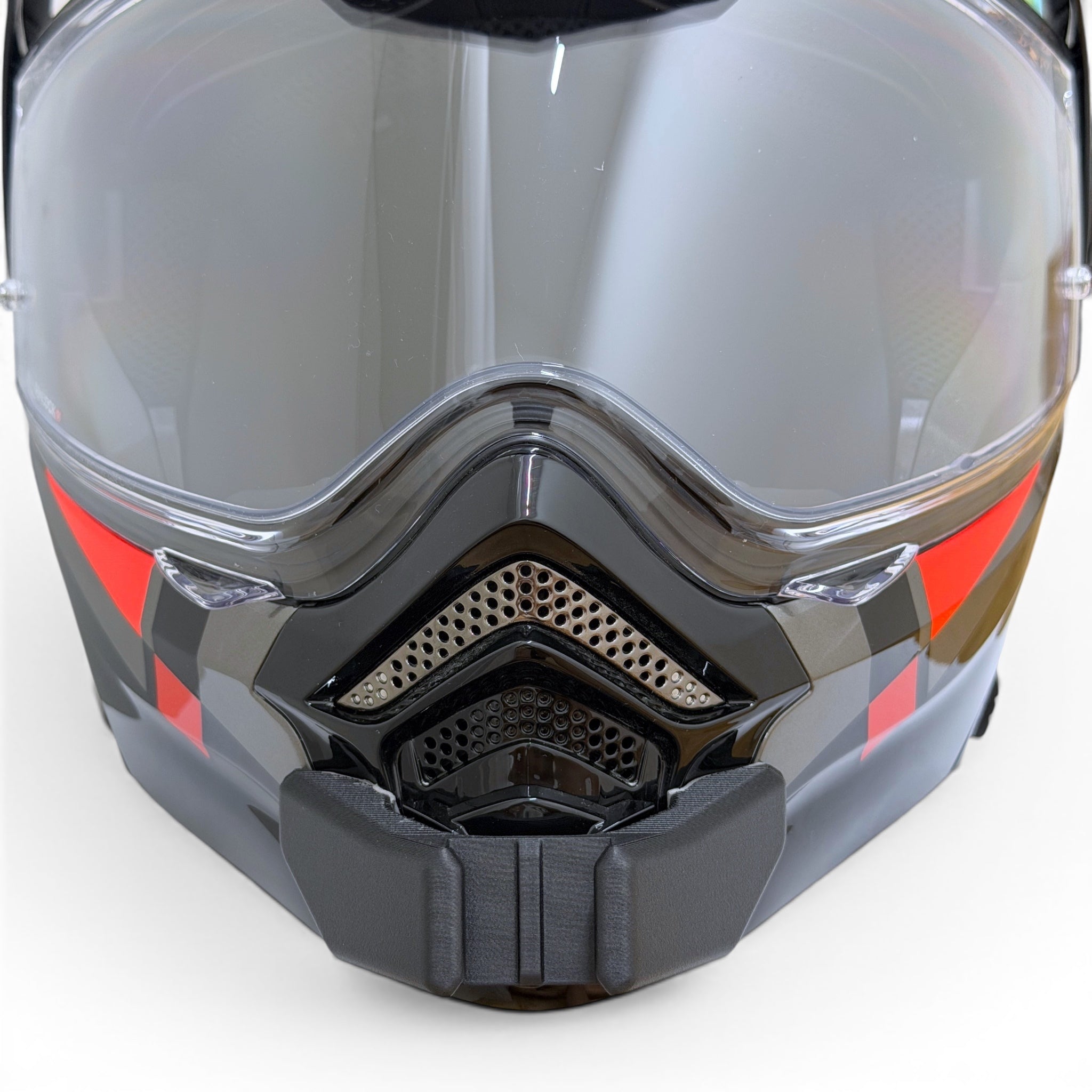 Vista frontal del casco SCORPION ADX 2 con el soporte de mentonera RiderMounts montado