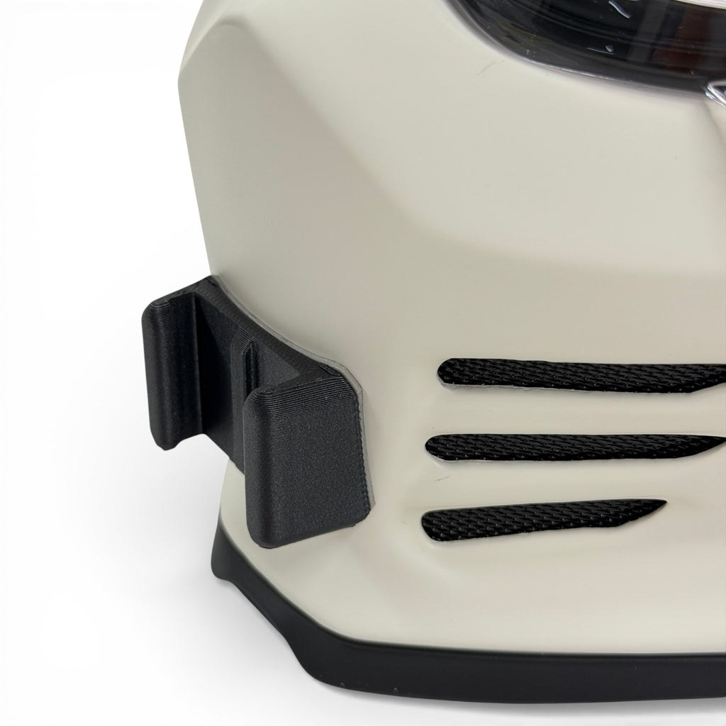 Primer plano del soporte de mentonera RiderMounts en la barbilla del casco SCORPION COVERT-FX