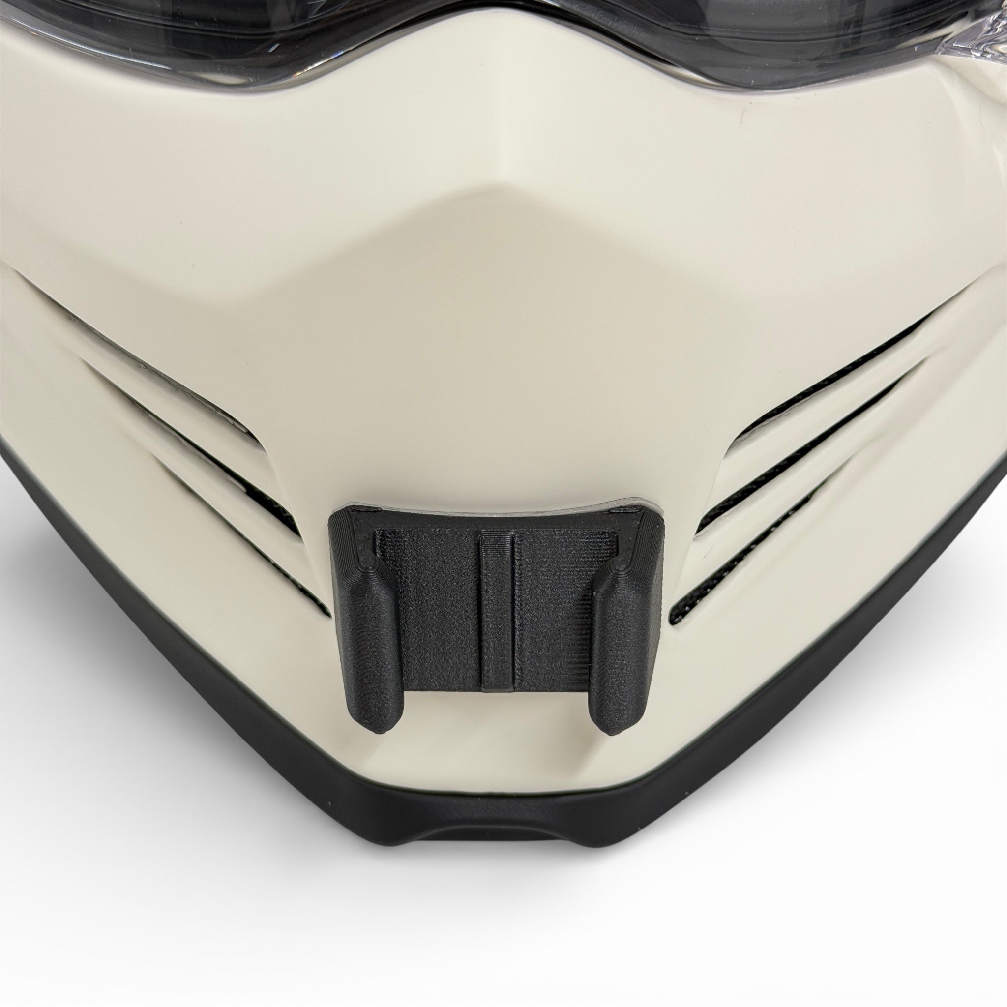 Vista frontal del casco SCORPION COVERT-FX con el soporte de mentonera RiderMounts montado