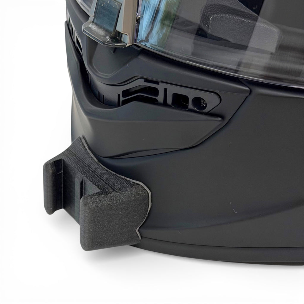 Primer plano del soporte de mentonera RiderMounts en la barbilla del casco SCORPION EXO-1400 EVO 2