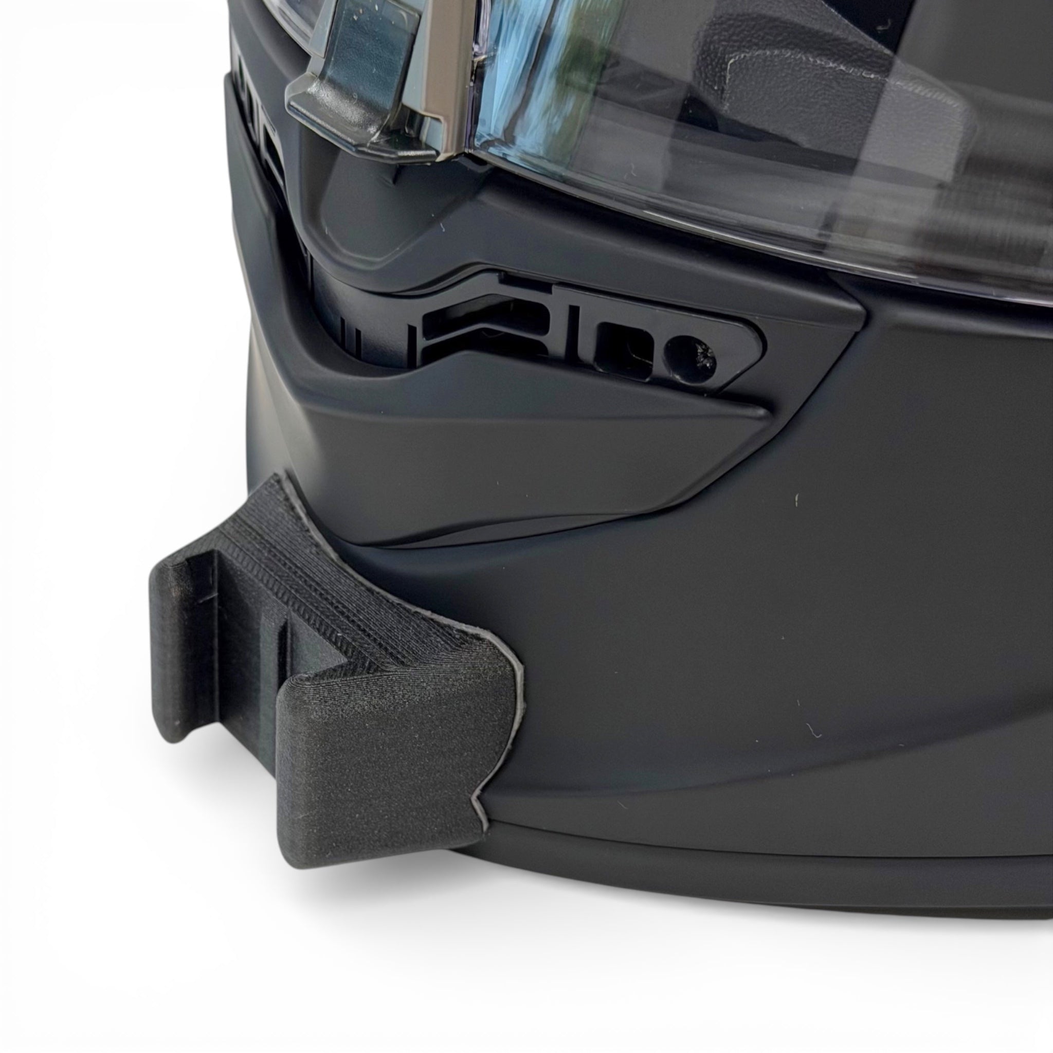 Primer plano del soporte de mentonera RiderMounts en la barbilla del casco SCORPION EXO-1400 EVO 2