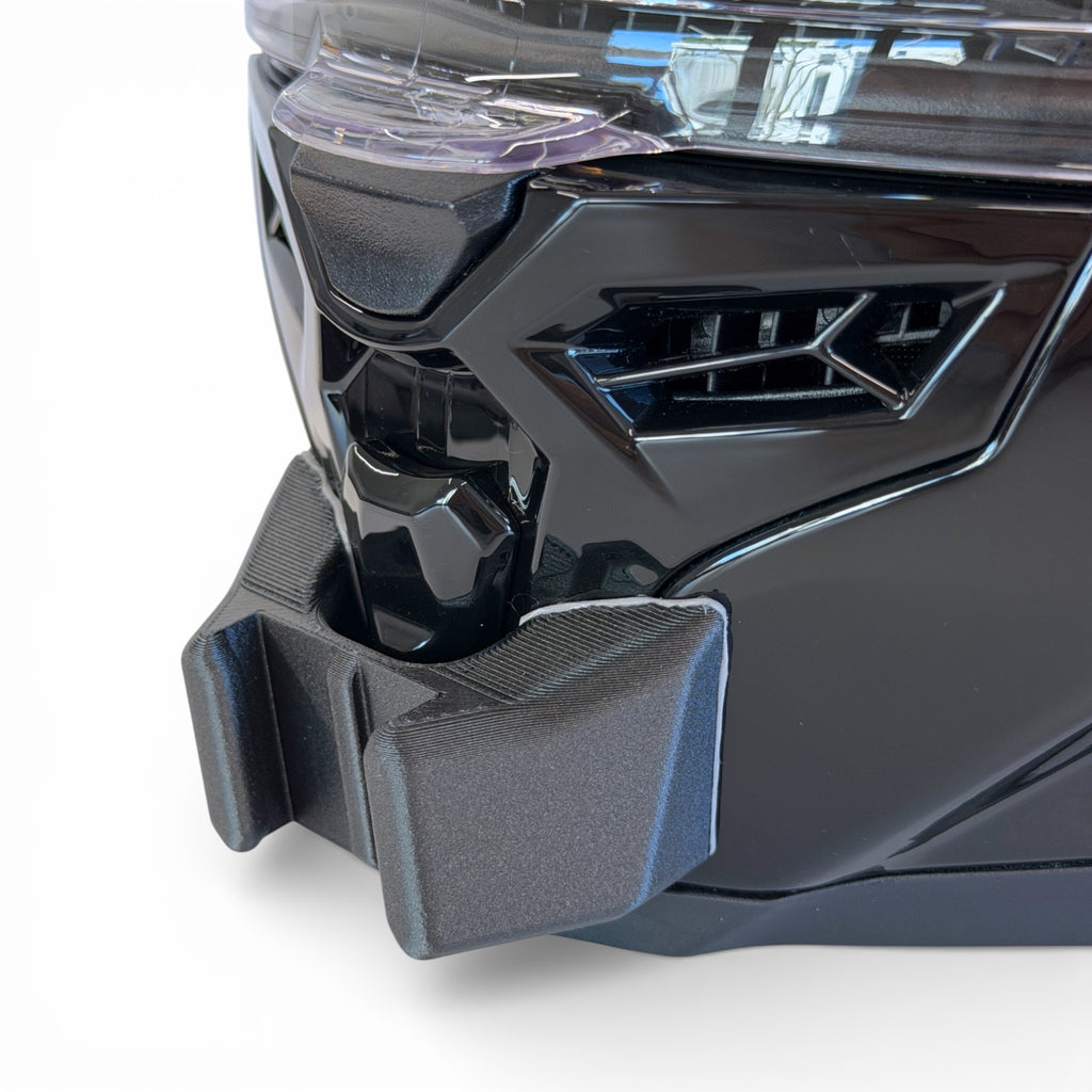 Primer plano del soporte de mentonera RiderMounts en la barbilla del casco SCORPION EXO-1500
