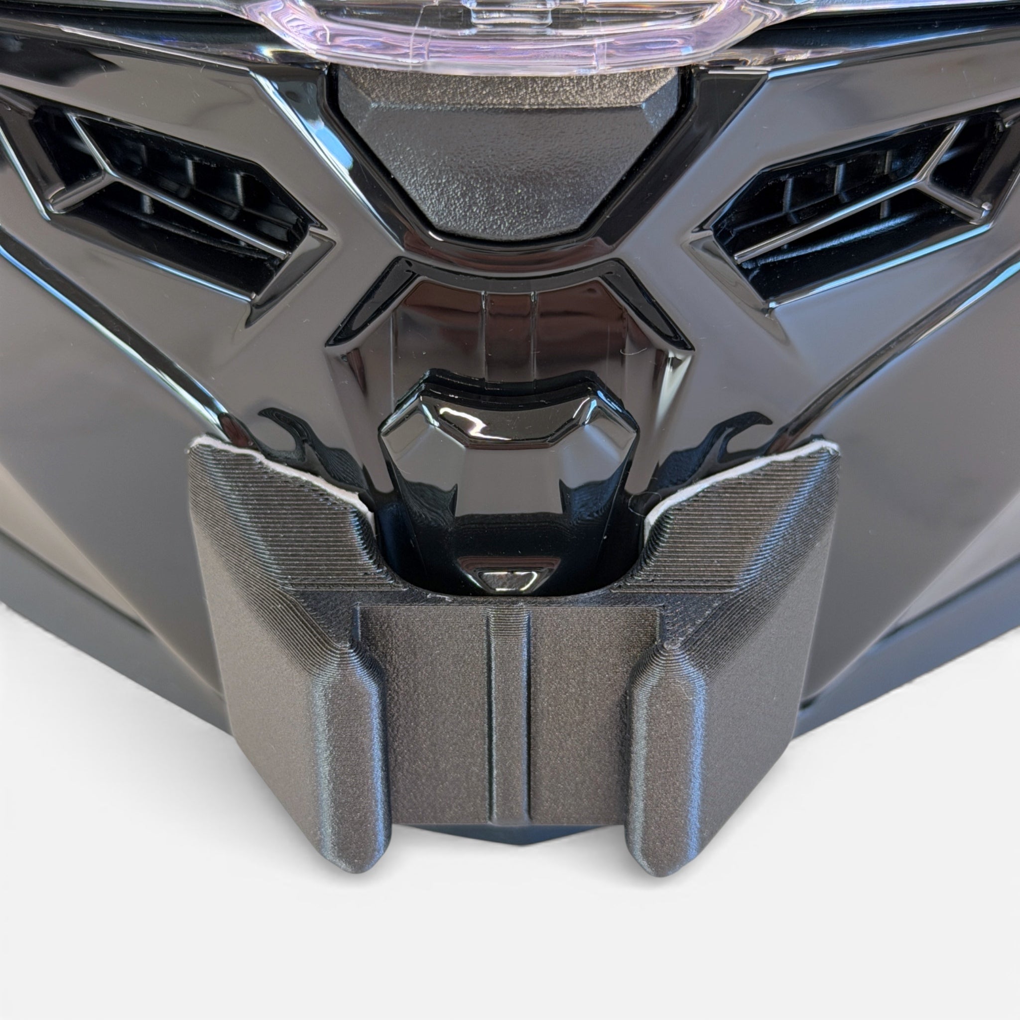 Vista frontal del casco SCORPION EXO-1500 con el soporte de mentonera RiderMounts montado