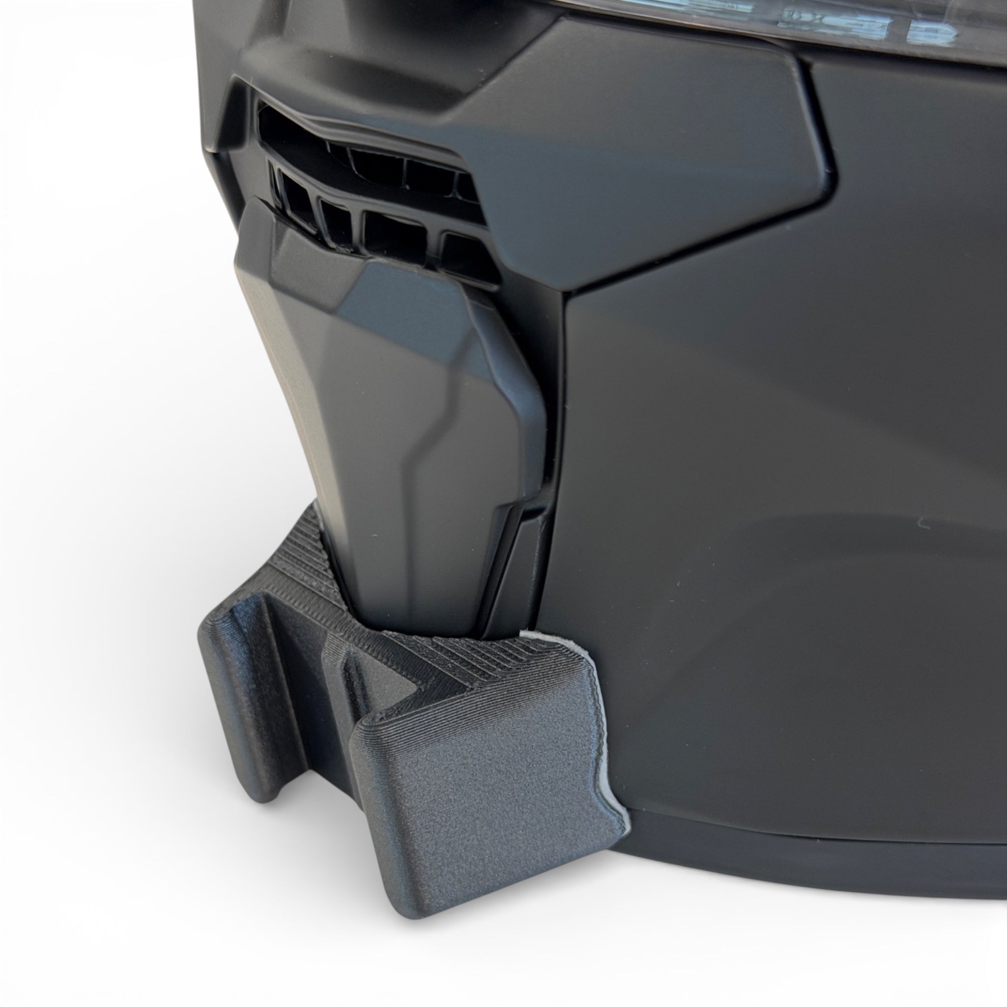 Primer plano del soporte de mentonera RiderMounts en la barbilla del casco SCORPION EXO 391