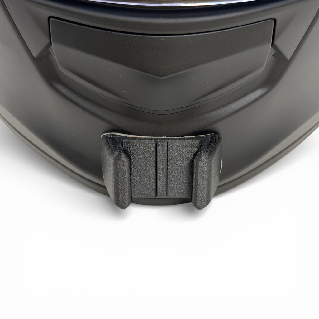 Vista frontal del casco SCORPION EXO 491 con el soporte de mentonera RiderMounts montado