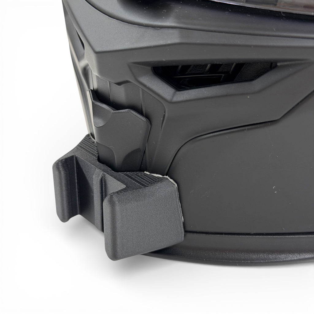 Primer plano del soporte de mentonera RiderMounts en la barbilla del casco SCORPION EXO-520 EVO AIR