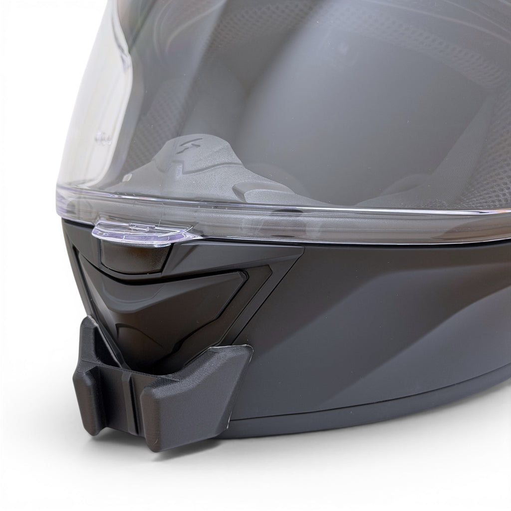 Primer plano del soporte de mentonera RiderMounts en la barbilla del casco SCORPION EXO-530 AIR