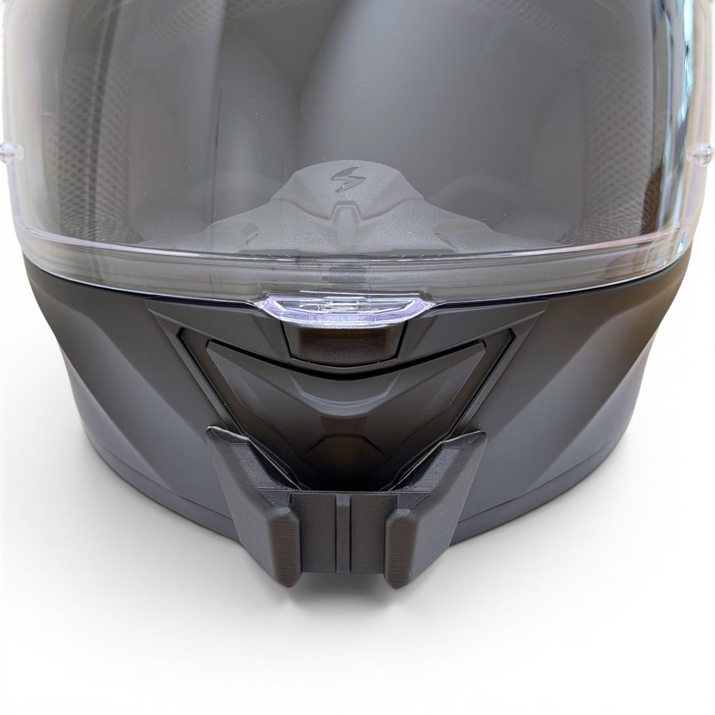 Vista frontal del casco SCORPION EXO-530 AIR con el soporte de mentonera RiderMounts montado