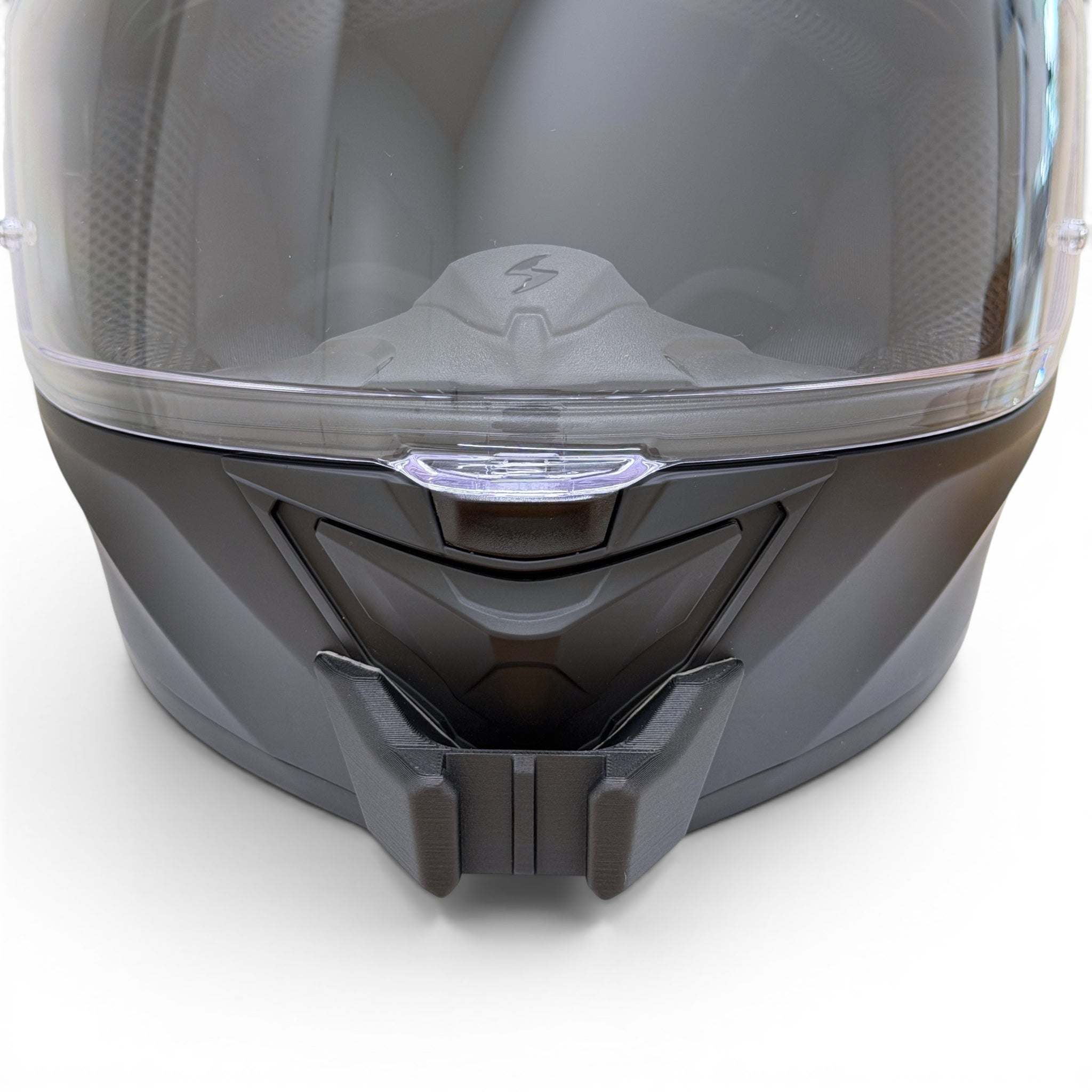 Vista frontal del casco SCORPION EXO-530 AIR con el soporte de mentonera RiderMounts montado