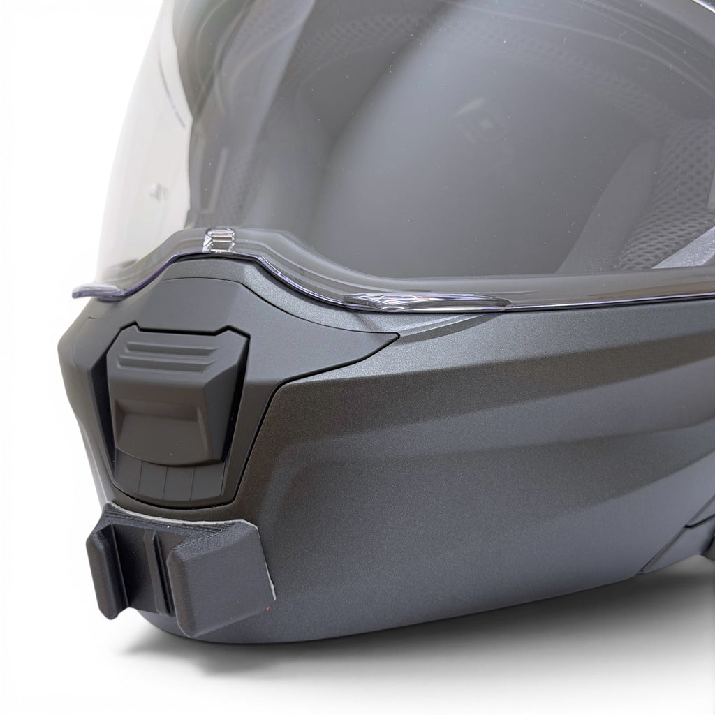 Primer plano del soporte de mentonera RiderMounts en la barbilla del casco SCORPION EXO-930 EVO