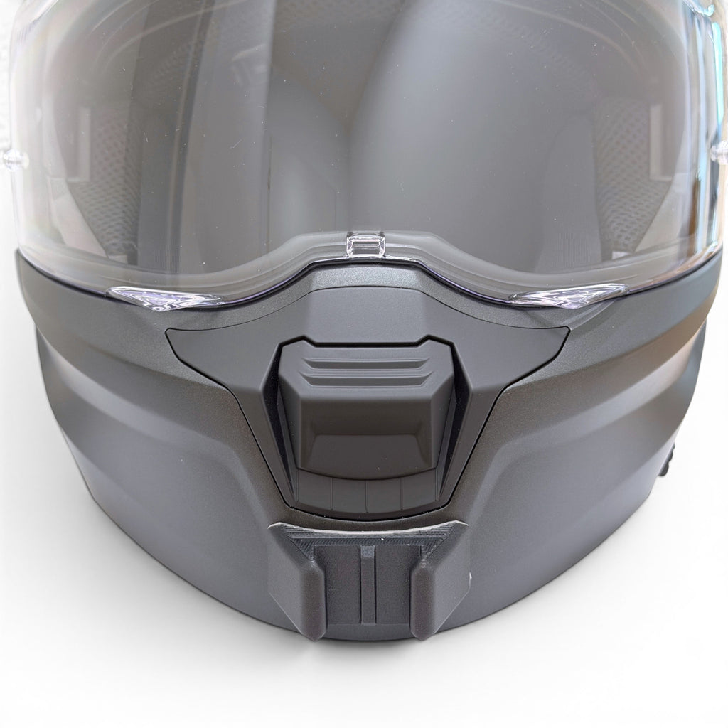 Vista frontal del casco SCORPION EXO-930 EVO con el soporte de mentonera RiderMounts montado