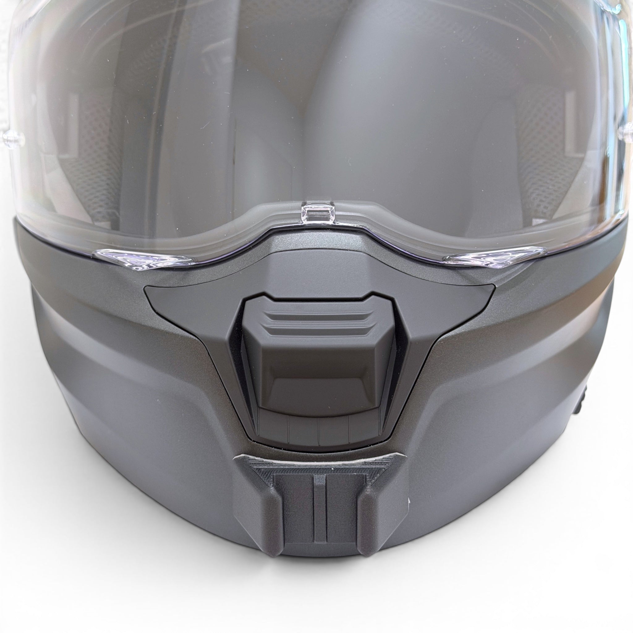Vista frontal del casco SCORPION EXO-930 EVO con el soporte de mentonera RiderMounts montado