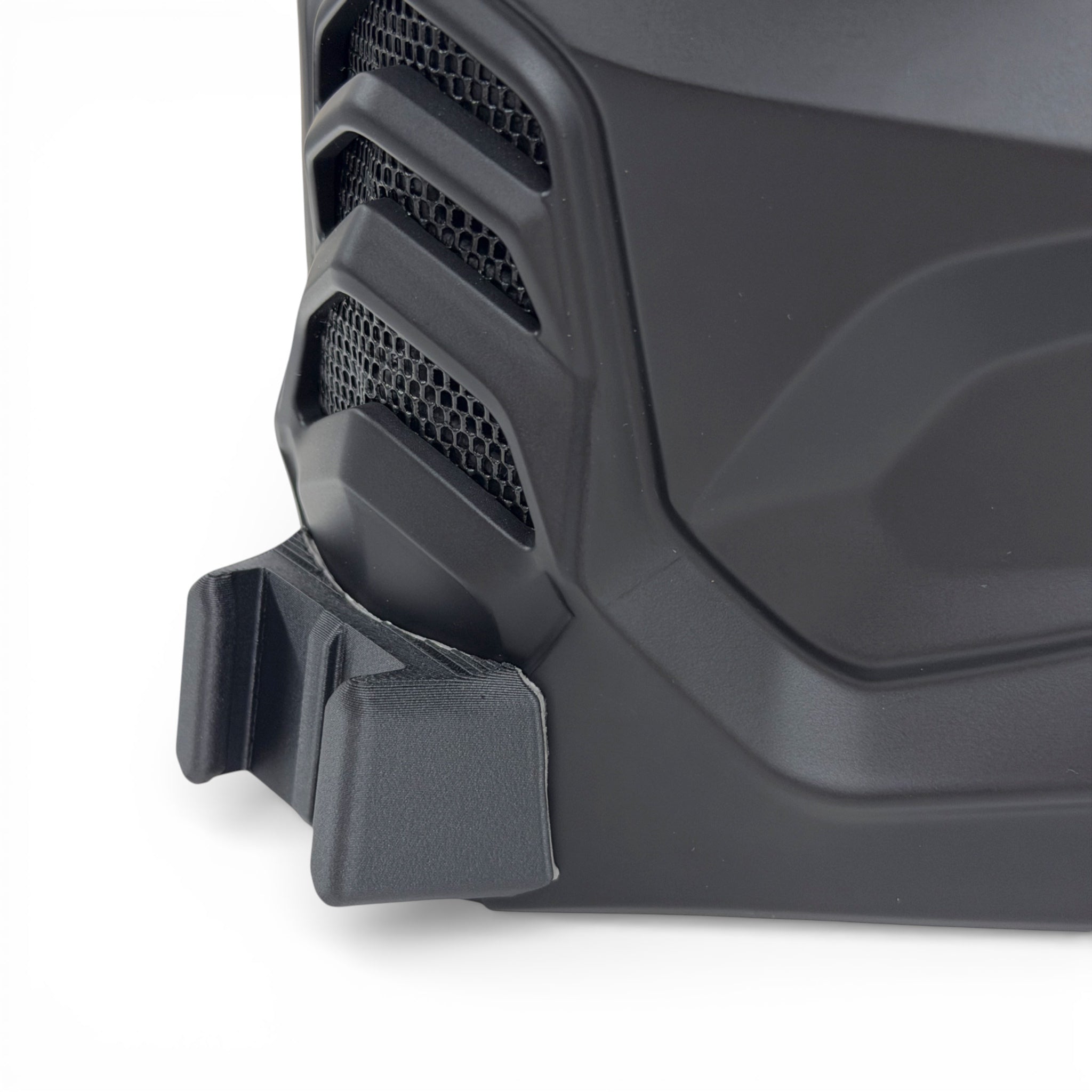 Primer plano del soporte de mentonera RiderMounts en la barbilla del casco SCORPION EXO-COMBAT 2