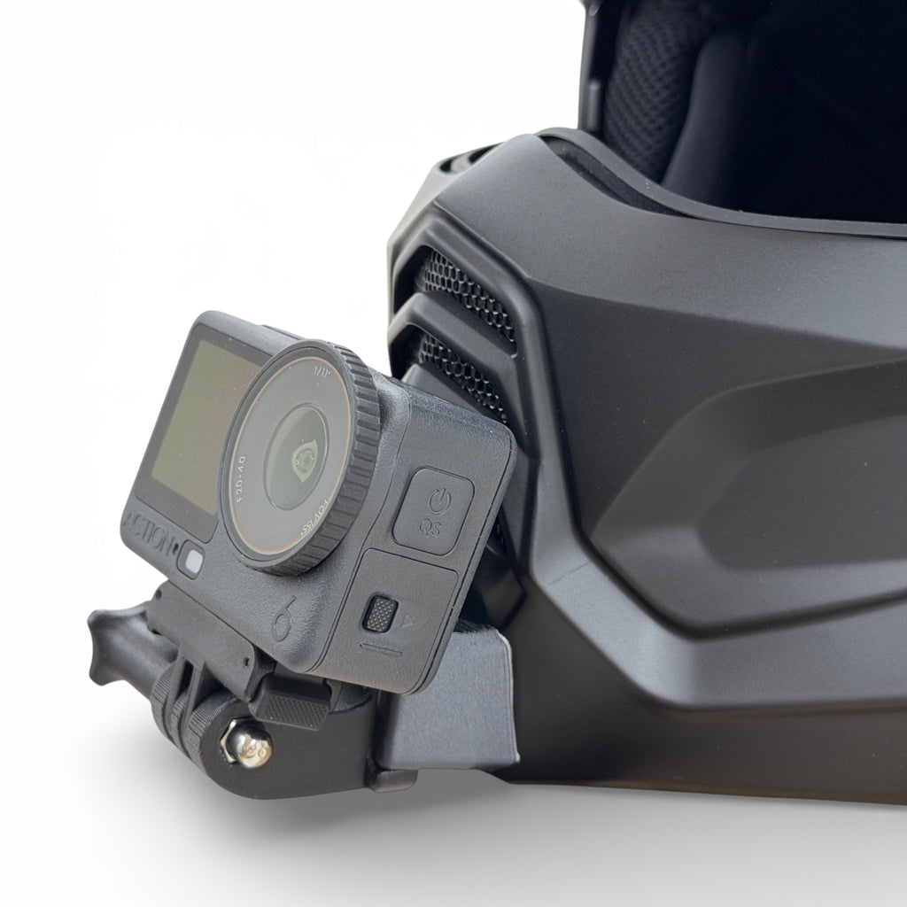 Soporte de mentonera RiderMounts en el casco SCORPION EXO-COMBAT 2 visto desde otro ángulo