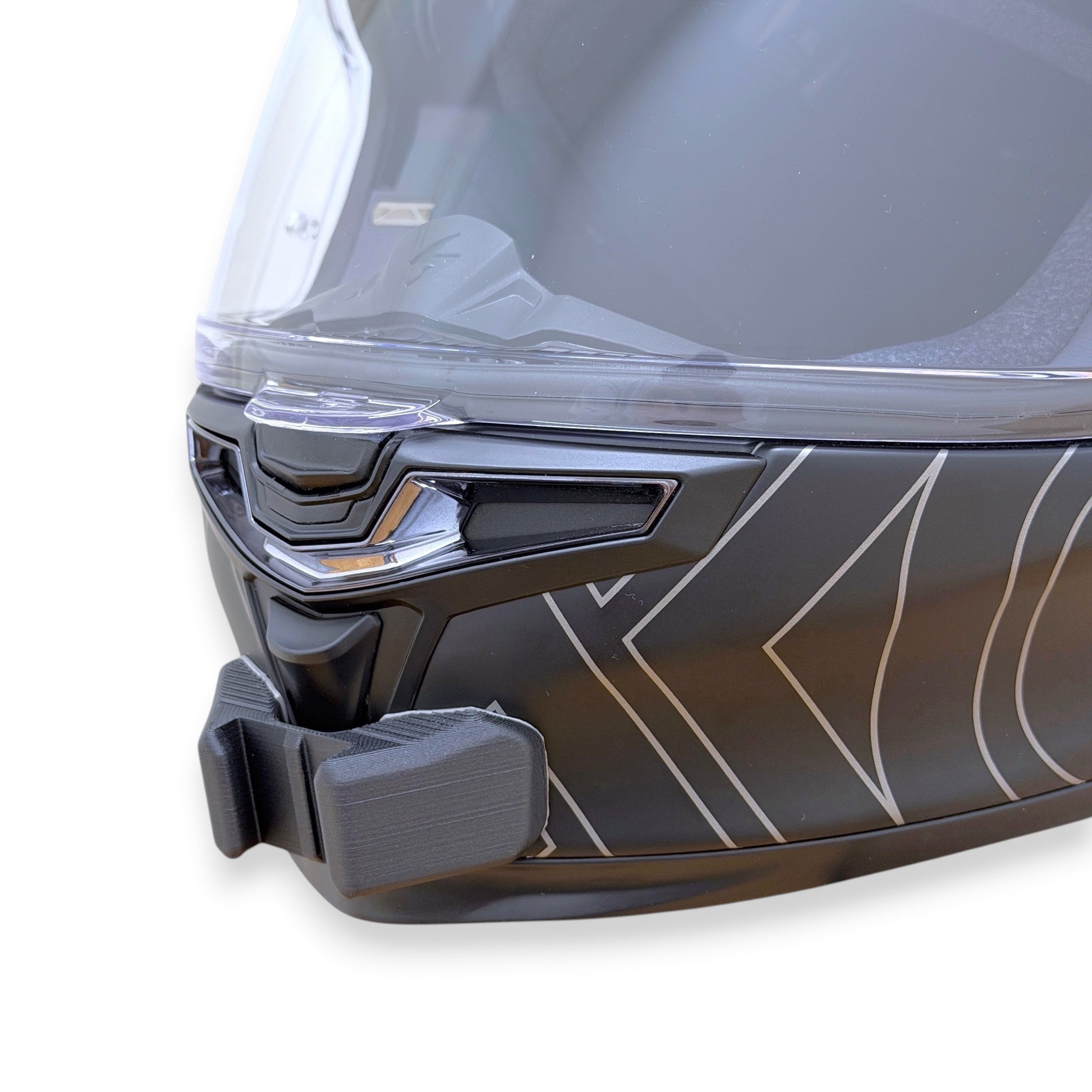 Primer plano del soporte de mentonera RiderMounts en la barbilla del casco SCORPION EXO-GT SP AIR