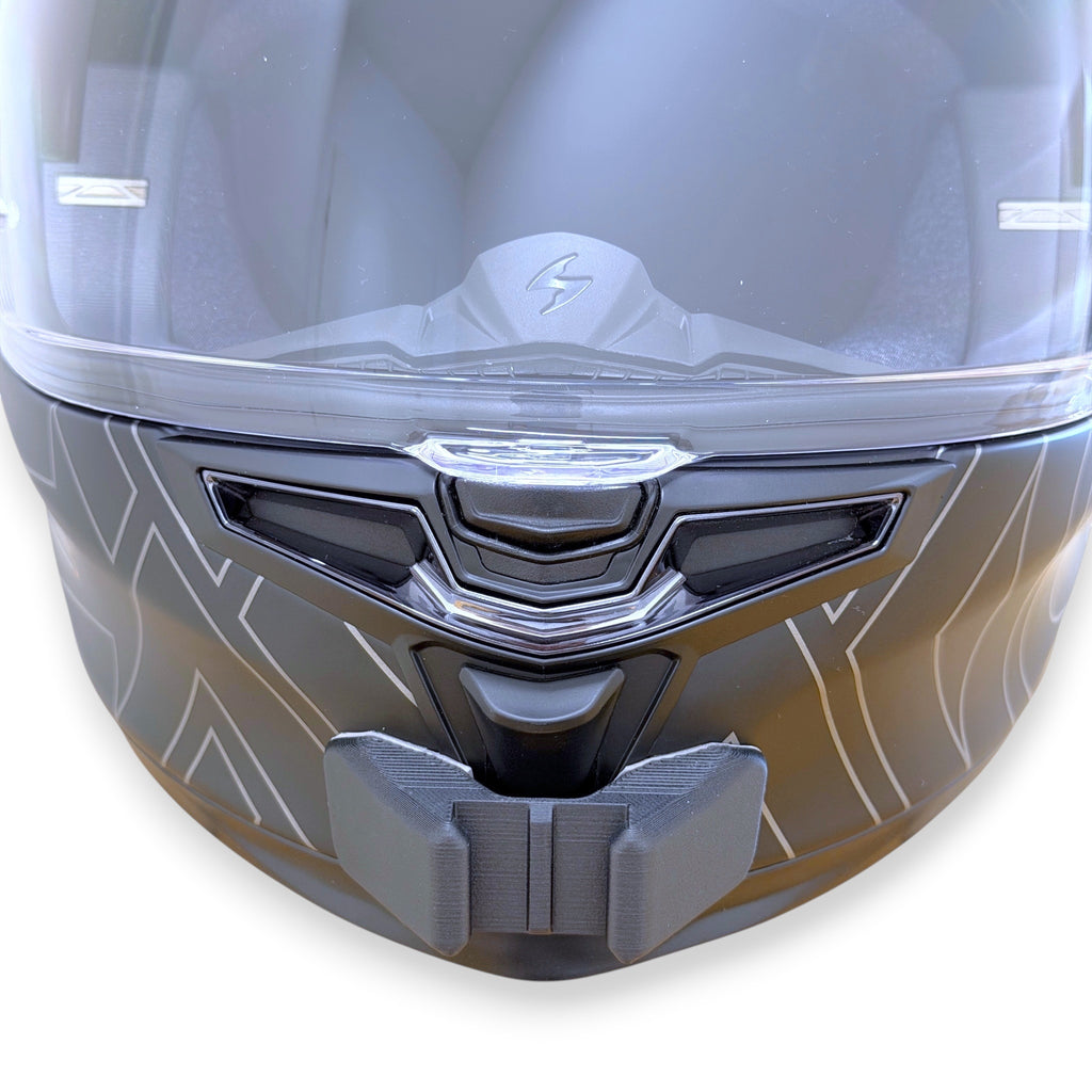 Vista frontal del casco SCORPION EXO-GT SP AIR con el soporte de mentonera RiderMounts montado