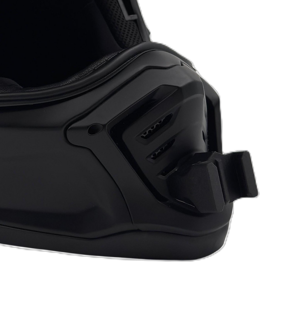 Primer plano del soporte de mentonera RiderMounts en la barbilla del casco SCORPION EXO-HX1