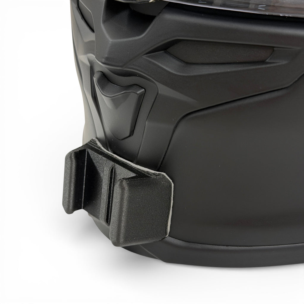 Primer plano del soporte de mentonera RiderMounts en la barbilla del casco SCORPION EXO-R1 EVO 2 AIR