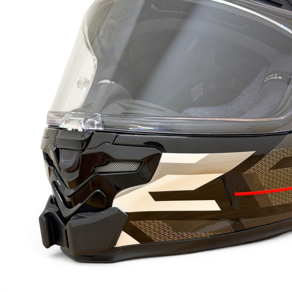 Primer plano del soporte de mentonera RiderMounts en la barbilla del casco SCORPION EXO-RACE AIR