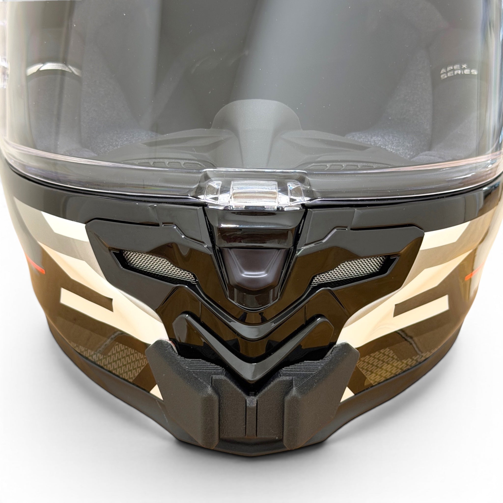 Vista frontal del casco SCORPION EXO-RACE AIR con el soporte de mentonera RiderMounts montado