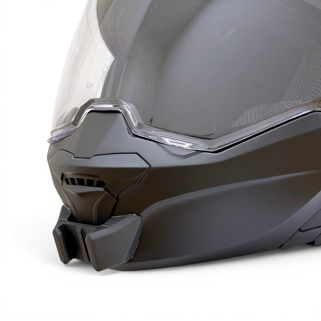 Primer plano del soporte de mentonera RiderMounts en la barbilla del casco SCORPION EXO-TECH EVO