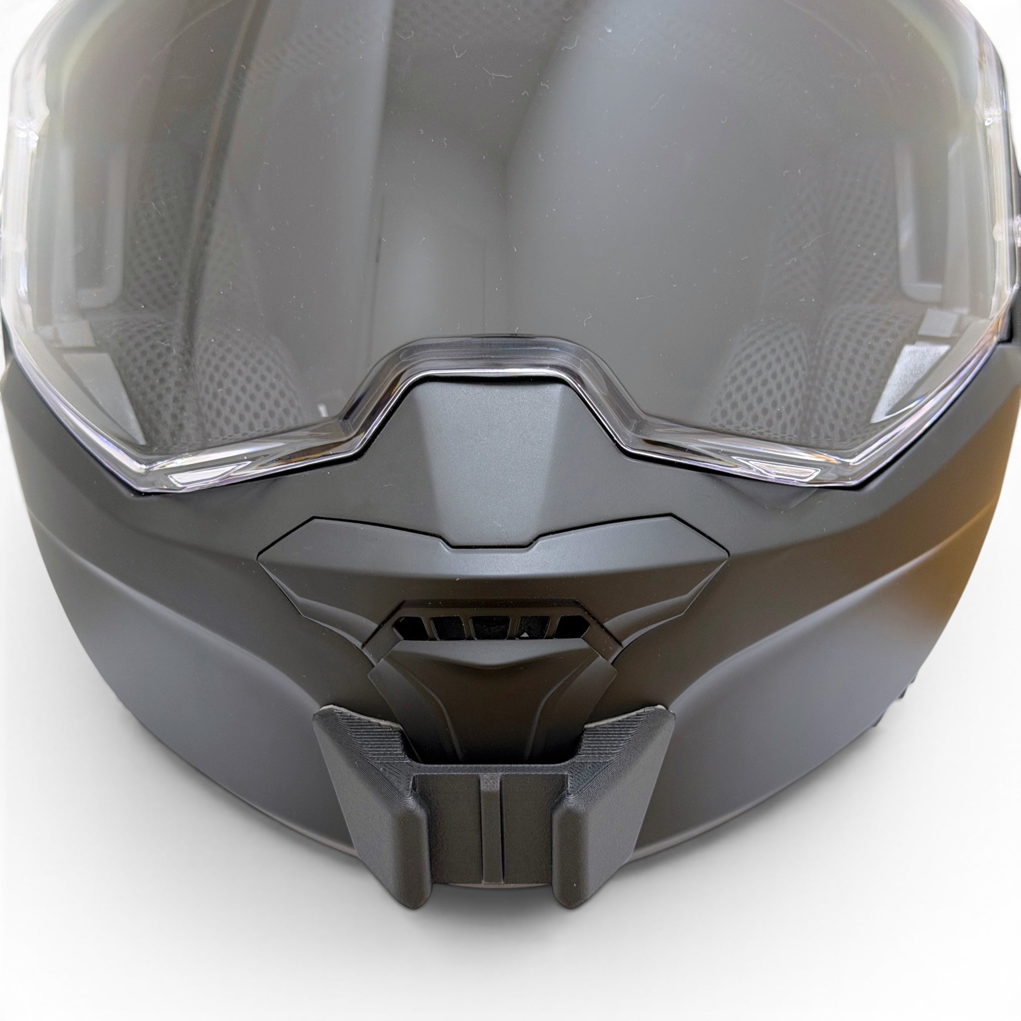 Vista frontal del casco SCORPION EXO-TECH EVO con el soporte de mentonera RiderMounts montado