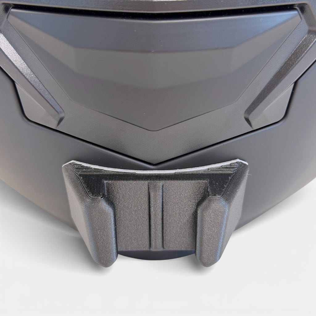 Vista frontal del casco SENA IMPULSE con el soporte de mentonera RiderMounts montado