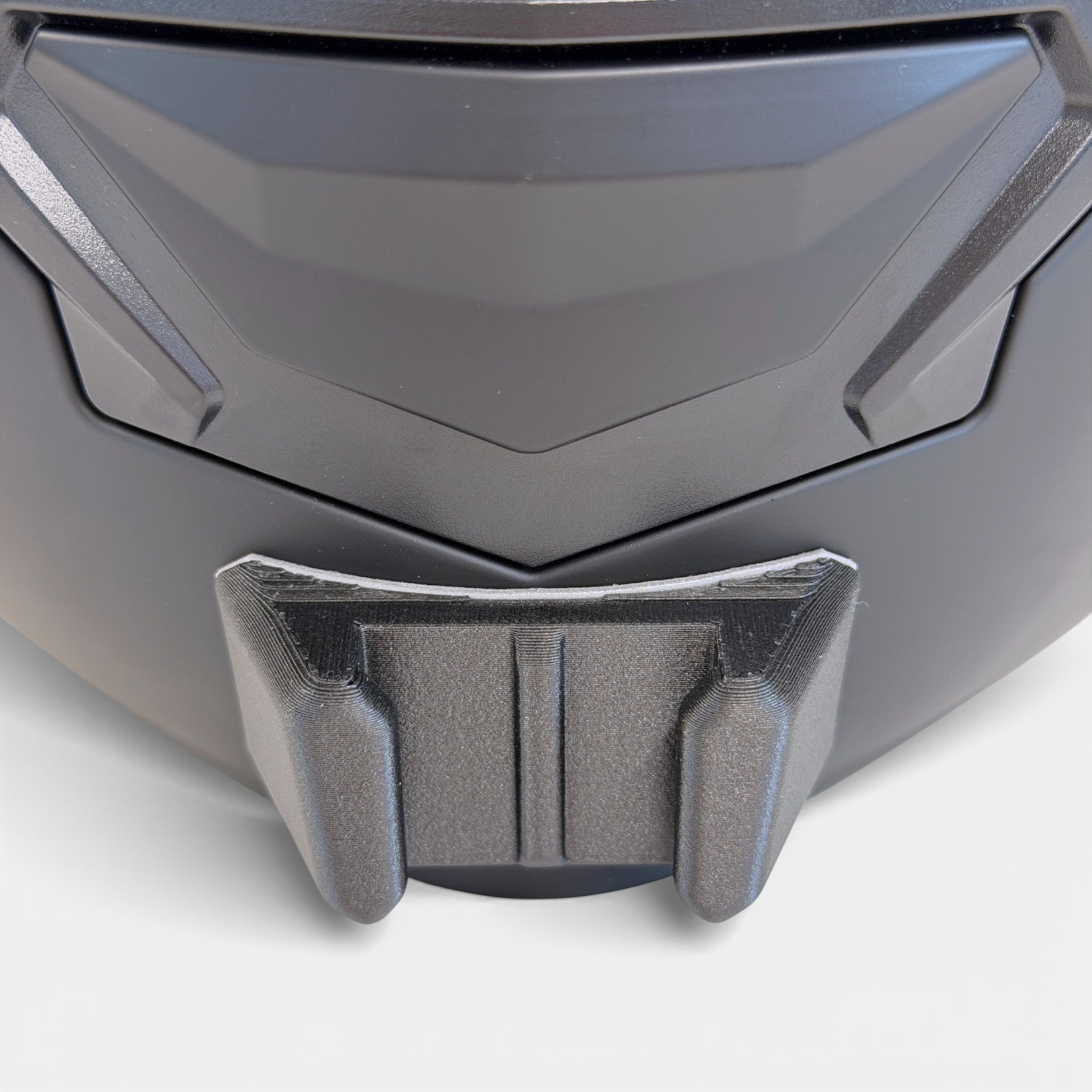 Vista frontal del casco SENA IMPULSE con el soporte de mentonera RiderMounts montado