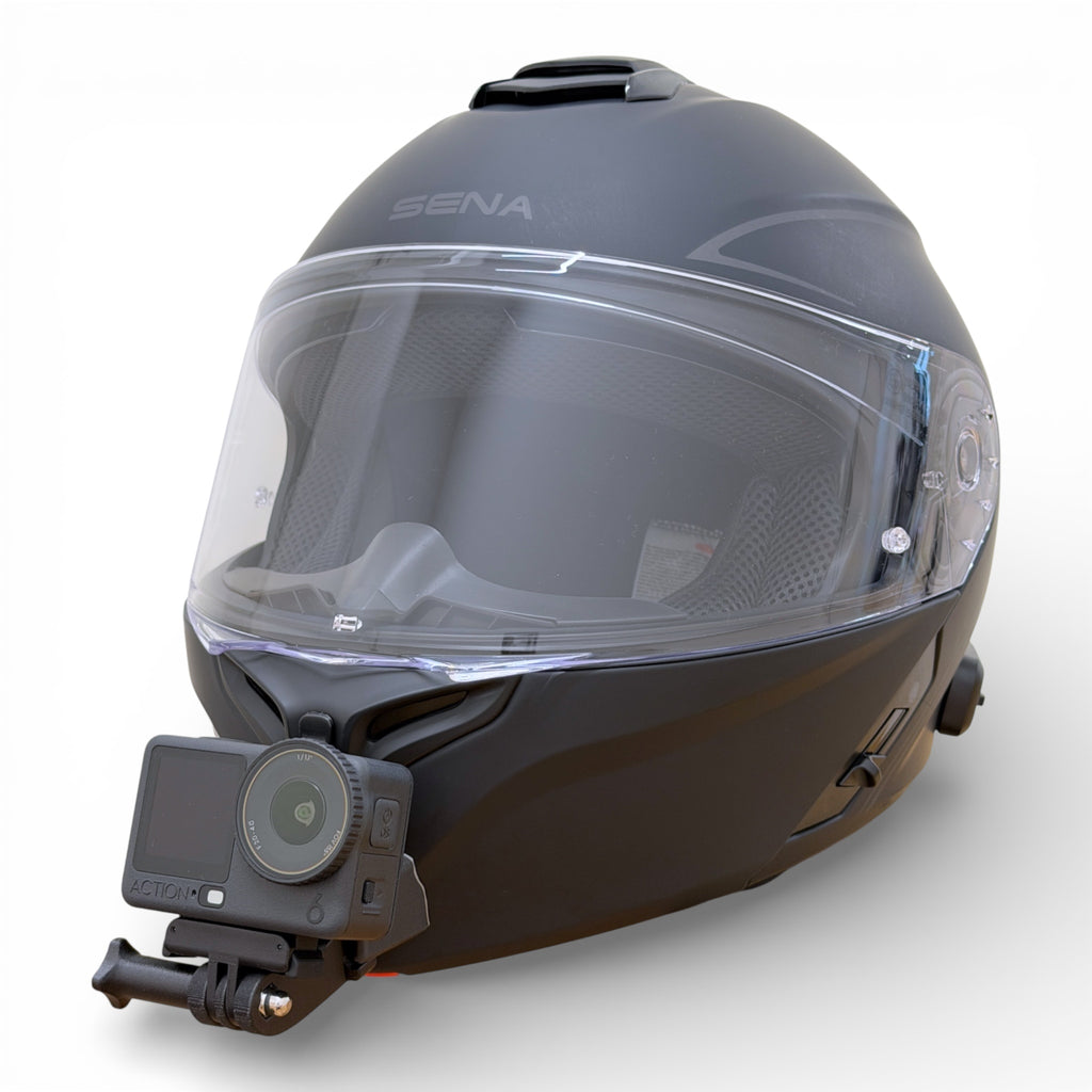 Casco SENA OUTRUSH R con soporte de mentonera RiderMounts y cámara de acción montada