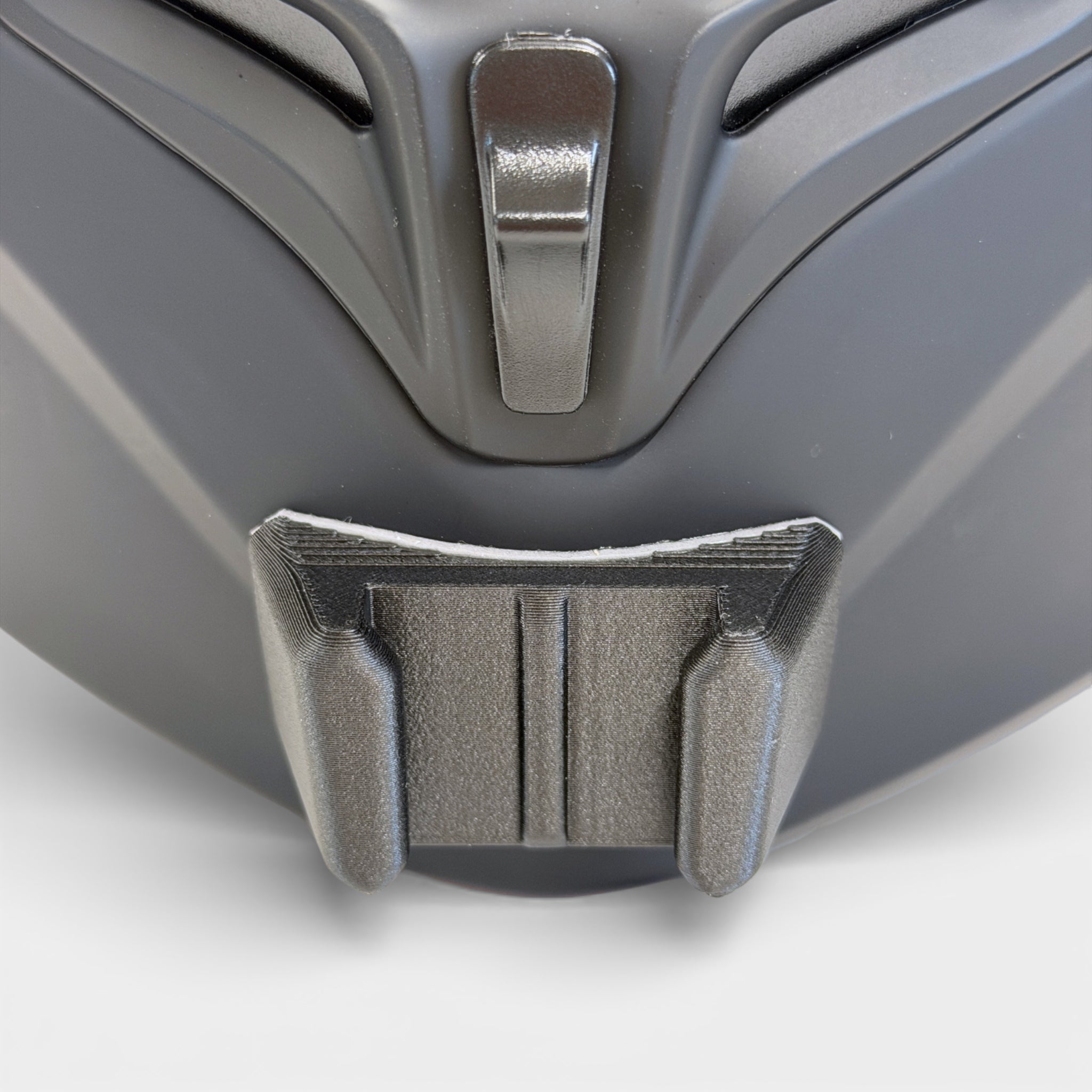 Vista frontal del casco SENA OUTRUSH R con el soporte de mentonera RiderMounts montado