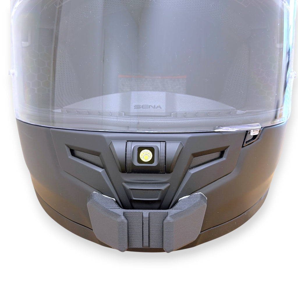 Vista frontal del casco SENA PHANTOM con el soporte de mentonera RiderMounts montado