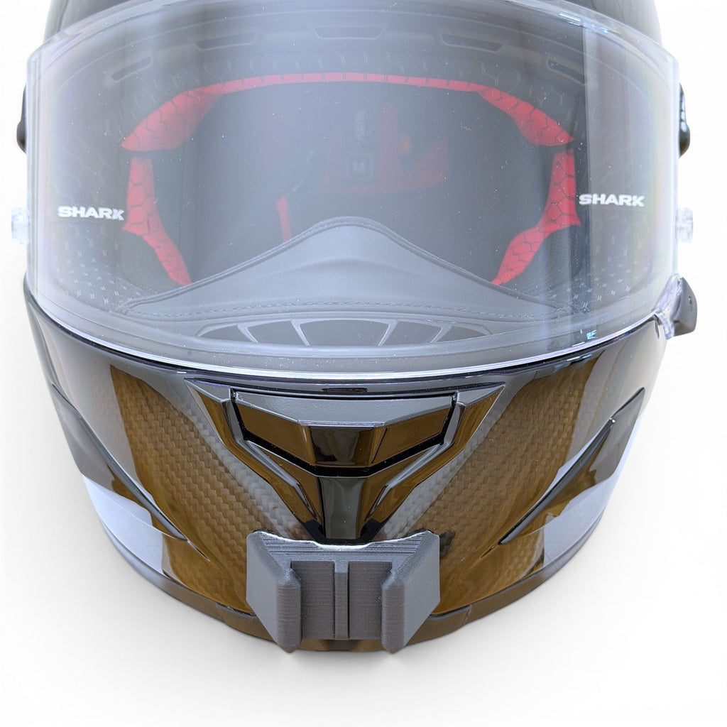 Vista frontal del casco SHARK AERON GP con el soporte de mentonera RiderMounts montado
