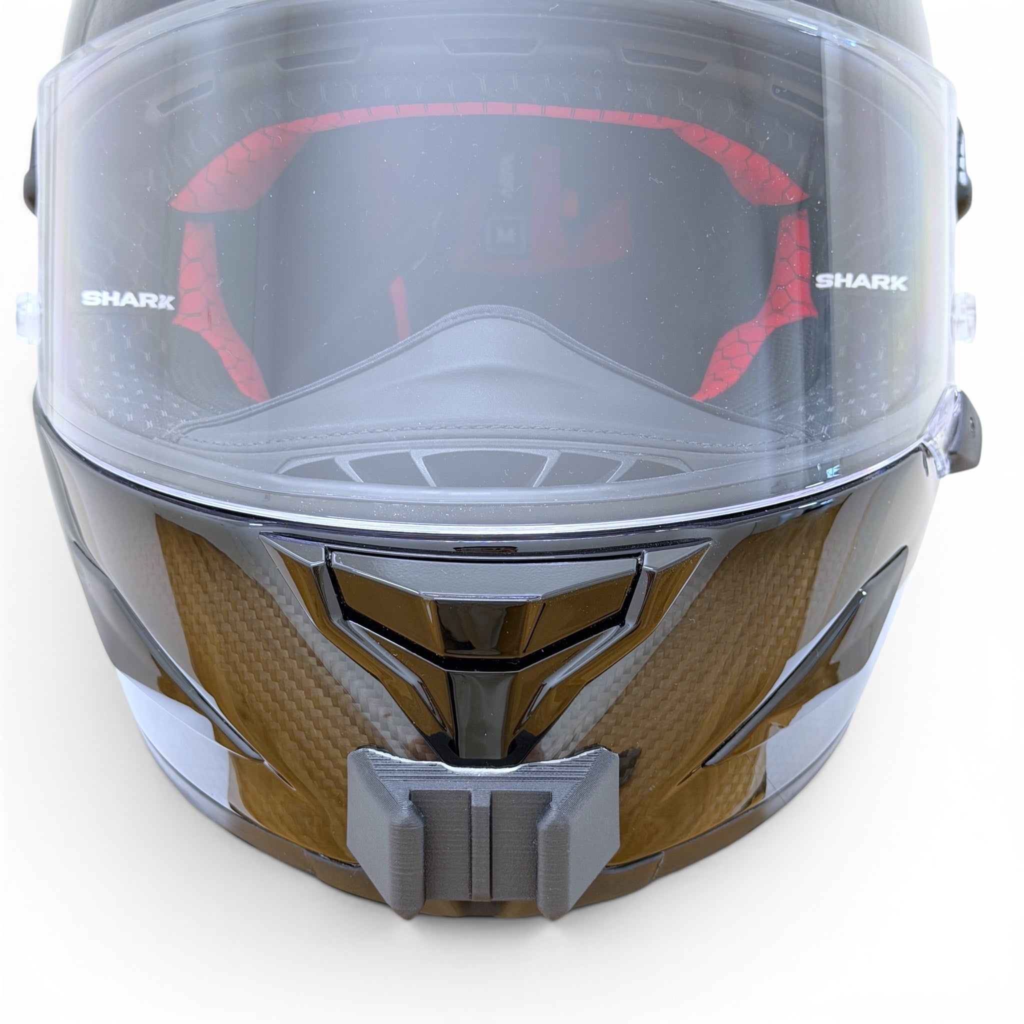 Vista frontal del casco SHARK AERON GP con el soporte de mentonera RiderMounts montado