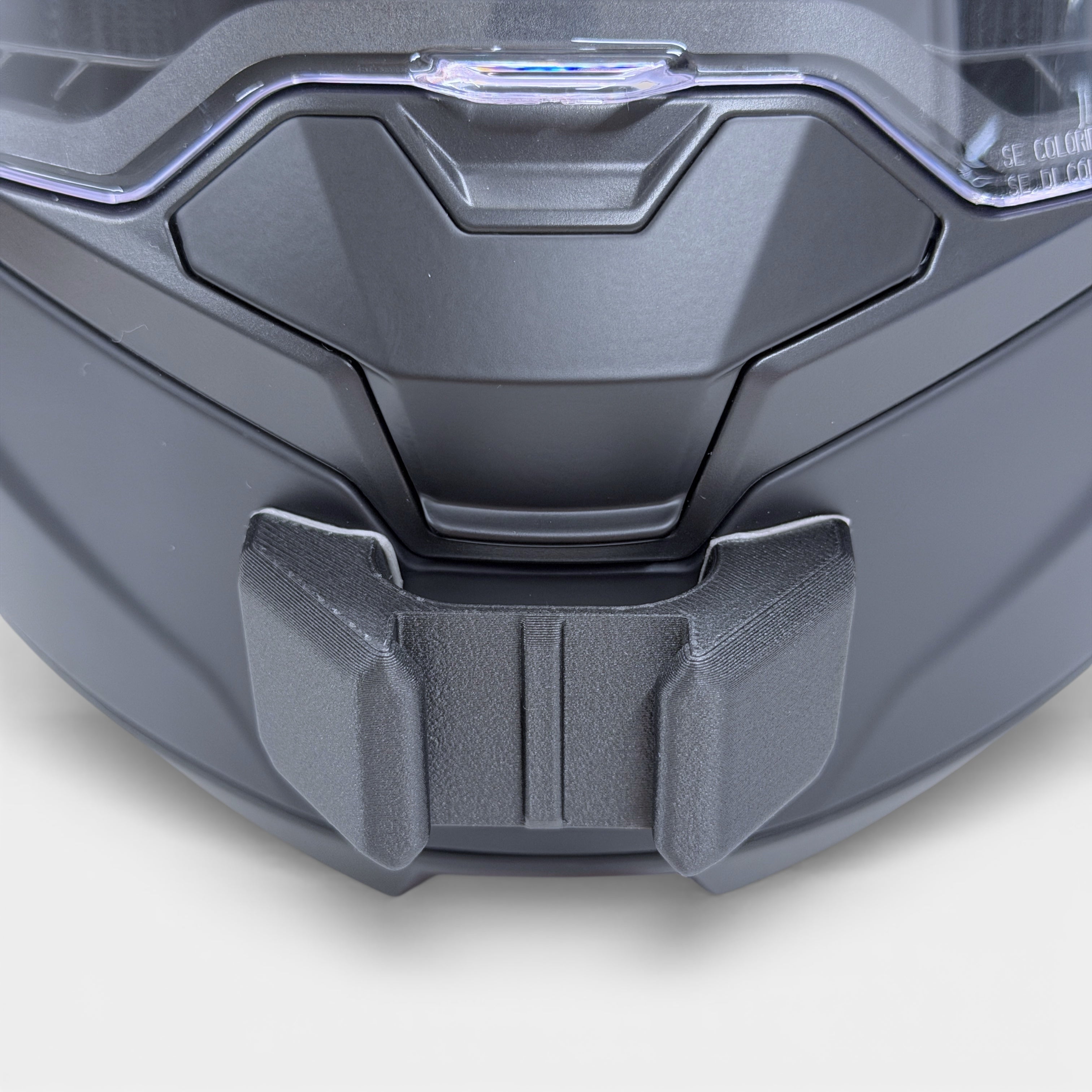 Vista frontal del casco SHARK OXO con el soporte de mentonera RiderMounts montado