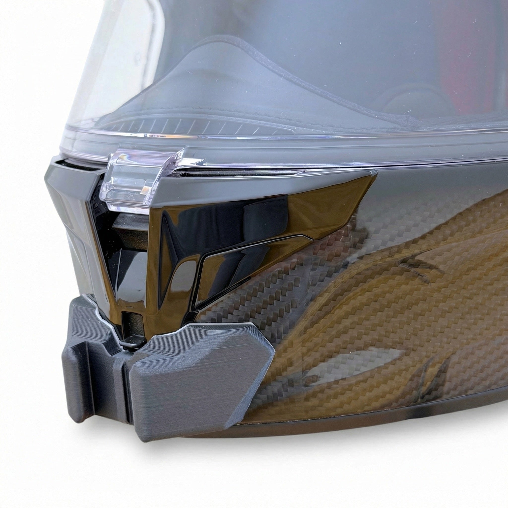 Primer plano del soporte de mentonera RiderMounts en la barbilla del casco SHARK SPARTAN GT PRO