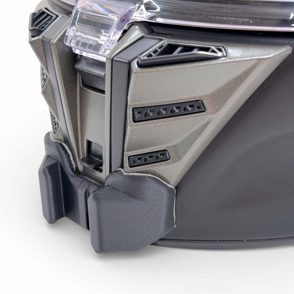 Primer plano del soporte de mentonera RiderMounts en la barbilla del casco SHARK SPARTAN RS