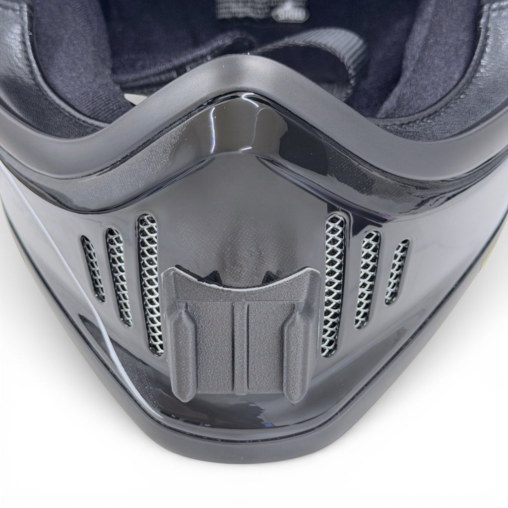 Vista frontal del casco SHOEI EX-ZERO con el soporte de mentonera RiderMounts montado
