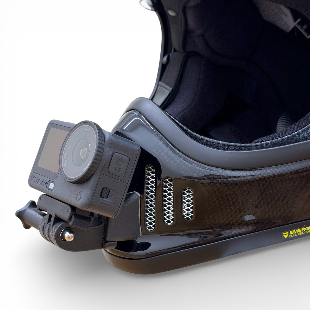 Soporte de mentonera RiderMounts en el casco SHOEI EX-ZERO visto desde otro ángulo