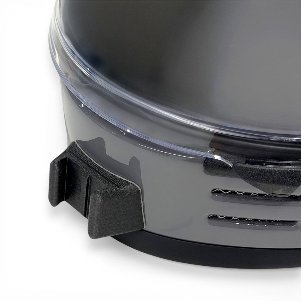 Primer plano del soporte de mentonera RiderMounts en la barbilla del casco SHOEI GLAMSTER 06