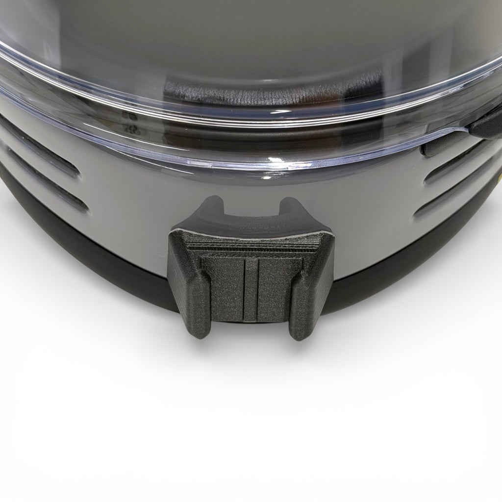 Vista frontal del casco SHOEI GLAMSTER 06 con el soporte de mentonera RiderMounts montado