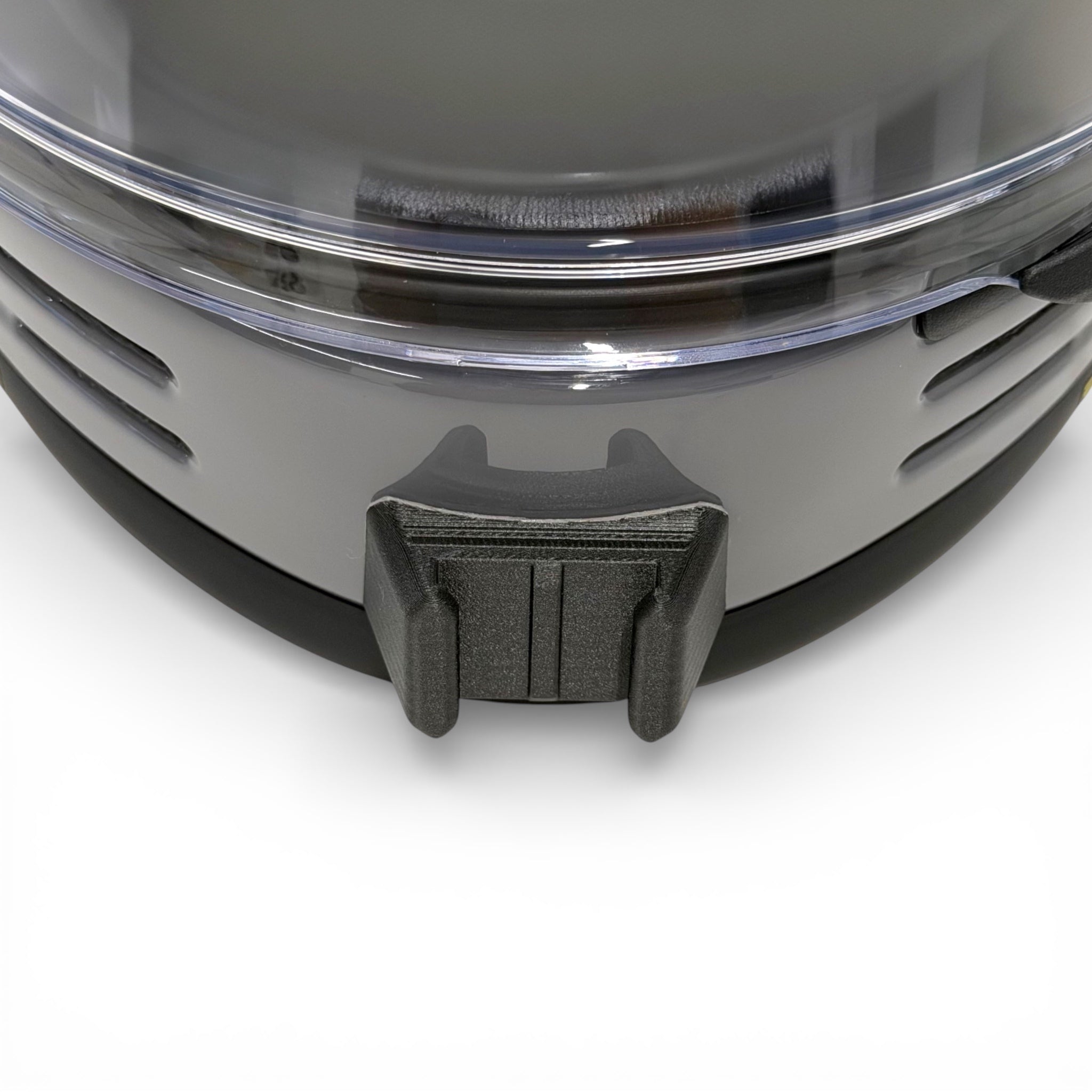 Vista frontal del casco SHOEI GLAMSTER 06 con el soporte de mentonera RiderMounts montado