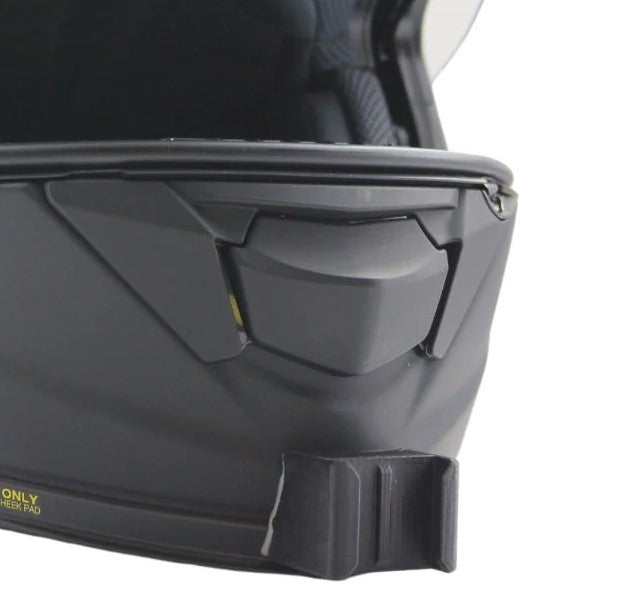 Primer plano del soporte de mentonera RiderMounts en la barbilla del casco SHOEI GT AIR 2