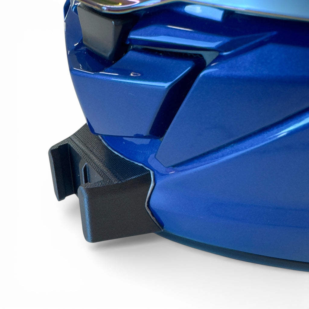 Primer plano del soporte de mentonera RiderMounts en la barbilla del casco SHOEI GT AIR 3