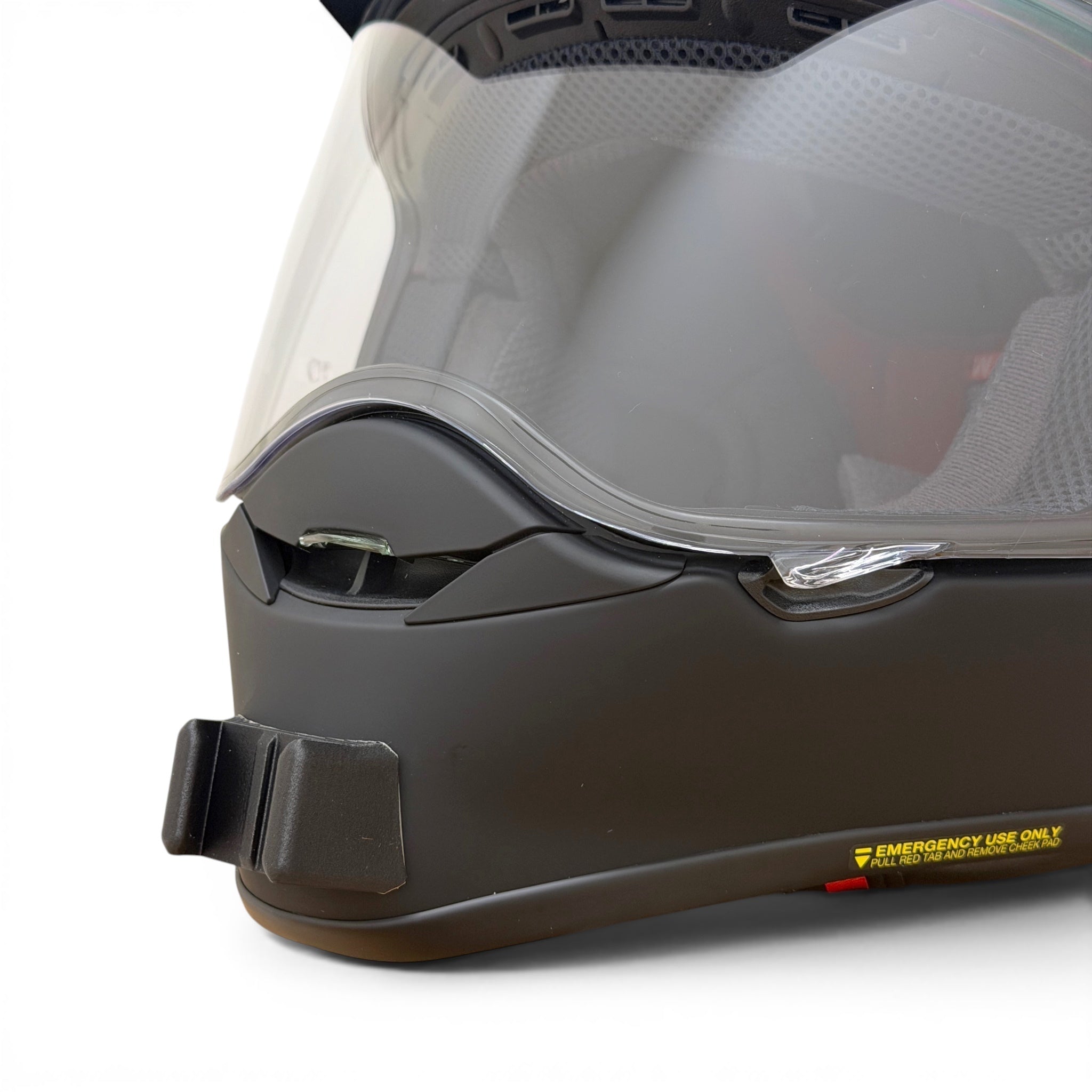 Primer plano del soporte de mentonera RiderMounts en la barbilla del casco SHOEI HORNET ADV 06