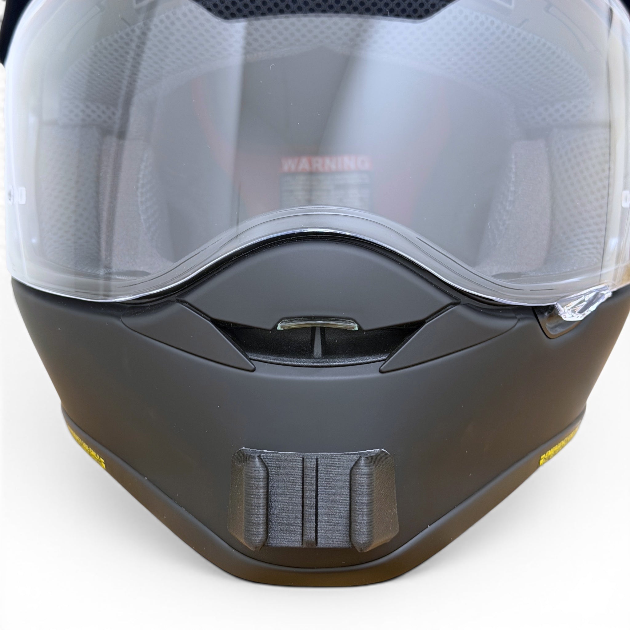 Vista frontal del casco SHOEI HORNET ADV 06 con el soporte de mentonera RiderMounts montado