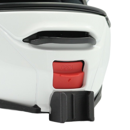 Primer plano del soporte de mentonera RiderMounts en la barbilla del casco SHOEI NEOTEC 2