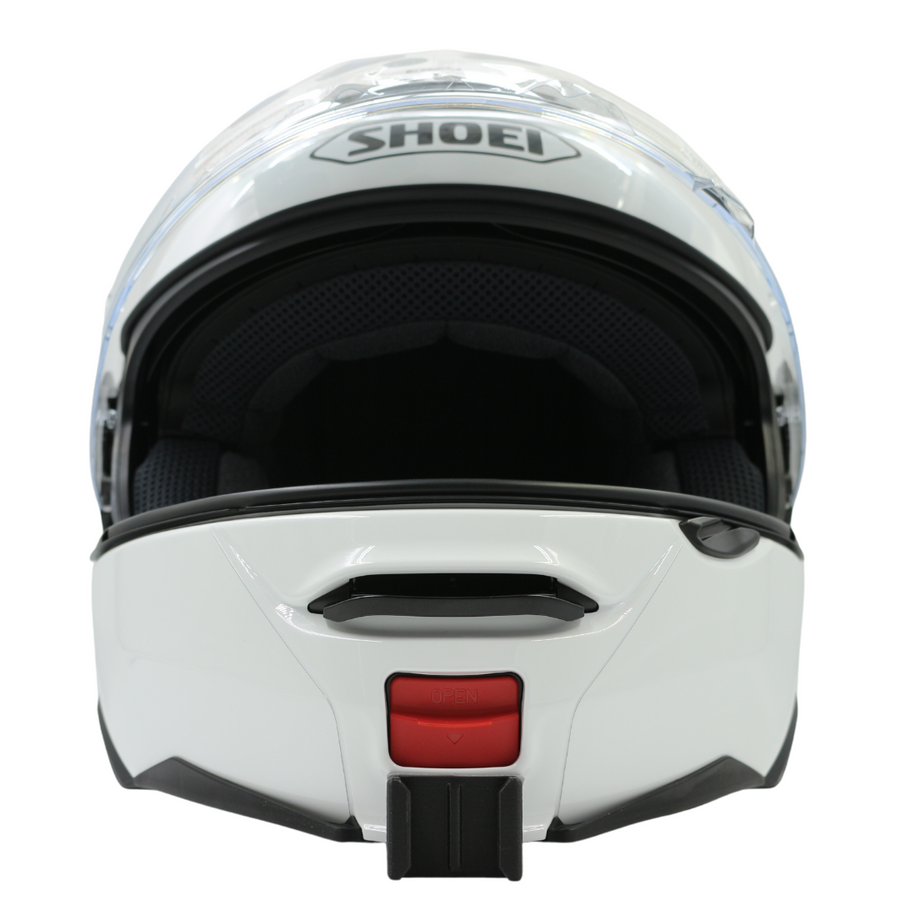 Vista frontal del casco SHOEI NEOTEC 2 con el soporte de mentonera RiderMounts montado
