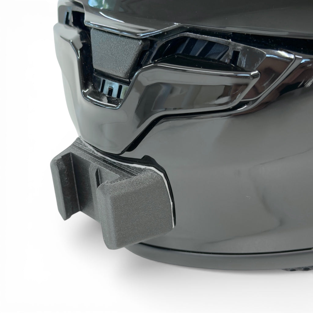 Primer plano del soporte de mentonera RiderMounts en la barbilla del casco SHOEI NXR 2